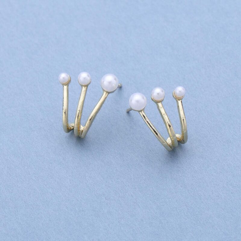 Allereyae Boho Pearl Claw Earrings Gold Pearl Stud Earrings Claw Stud Earrings Pearl Ear Climber Earrings Needle Claw Earrings Bridal Pearl Earrings Jewelry for Women, Zinc, No Gemstone