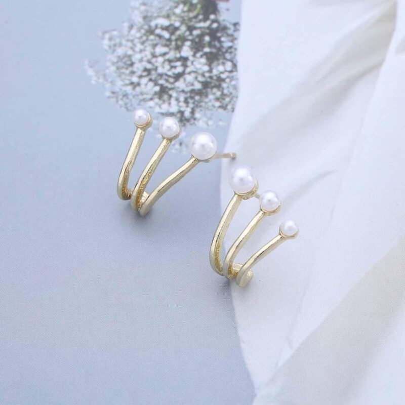 Allereyae Boho Pearl Claw Earrings Gold Pearl Stud Earrings Claw Stud Earrings Pearl Ear Climber Earrings Needle Claw Earrings Bridal Pearl Earrings Jewelry for Women, Zinc, No Gemstone