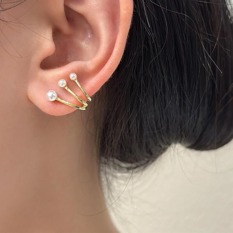 Allereyae Boho Pearl Claw Earrings Gold Pearl Stud Earrings Claw Stud Earrings Pearl Ear Climber Earrings Needle Claw Earrings Bridal Pearl Earrings Jewelry for Women, Zinc, No Gemstone